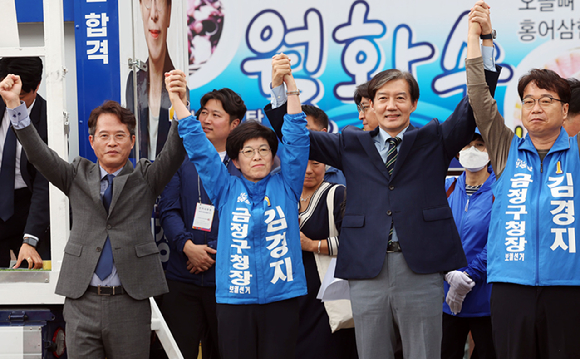 조국 조국혁신당 대표가 14일 부산 금정구 침례병원 인근에서 금정구청장 보궐선거 야권 단일후보인 더불어민주당 김경지 후보의 손을 잡고 지지를 호소하고 있다. 2024.10.14. [사진=뉴시스]