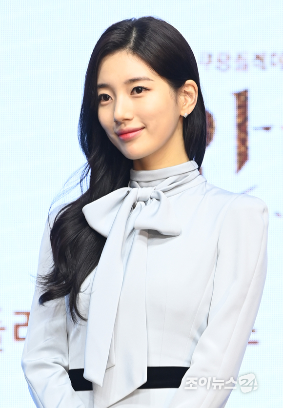 배우 수지가 21일 오전 여의도 콘래드서울에서 열린 쿠팡플레이 시리즈 '안나' 제작발표회에 참석해 포토타임을 갖고 있다. [사진=정소희 기자]