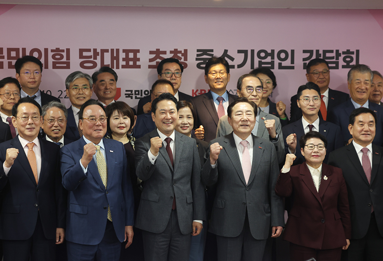 국민의힘 장동혁 대표와 김기문 중소기업중앙회장 등이 22일 여의도 중소기업중앙회에서 열린 간담회에 앞서 기념촬영을 하고 있다. 2025.10.22 [사진=연합뉴스]