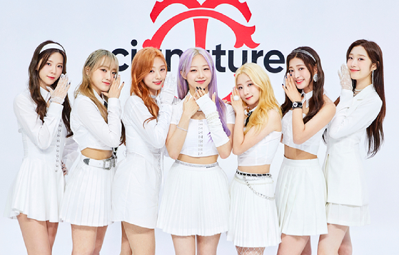 그룹 시그니처가 30일 온라인으로 진행된 시그니처(cignature) 두 번째 EP 앨범 'Dear Diary Moment' 발매 기념 쇼케이스에 참석해 포토타임을 갖고 있다. [사진=J9엔터테인먼트]