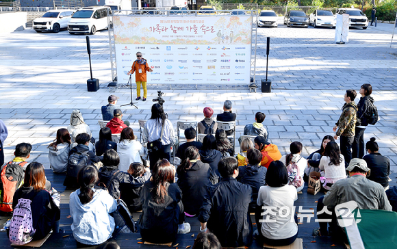 박동석 조이뉴스24 사장이 17일 서울 우이동 만남의광장에서 진행된 '스타 더윈드와 함께 하는 팬트레킹-제14회 희망찾기 등산&middot;트레킹 교실' 개막식에서 개회사를 하고 있다. [사진=정소희 기자]