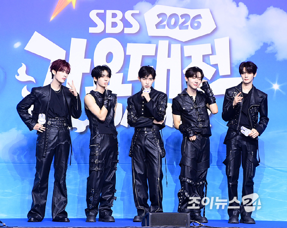 그룹 앤더블(AND2BLE)이 9일 오후 경기도 일산 킨텍스에서 열린 2026 SBS 가요대전 Summer 블루카펫 행사에 참석하고 있다. [사진=정소희 기자]