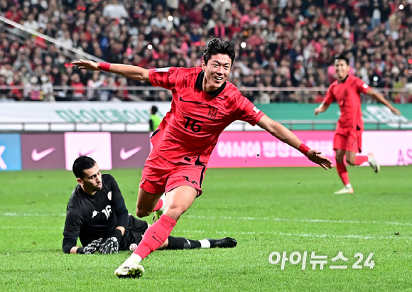 위르겐 클린스만 감독이 이끄는 한국 축구대표팀은 13일 서울월드컵경기장에서 열린 튀니지와 평가전에서 3-0 완승을 거뒀다. 후반 황의조가 추가골을 넣은 뒤 기뻐하고 있다. [사진=곽영래 기자]