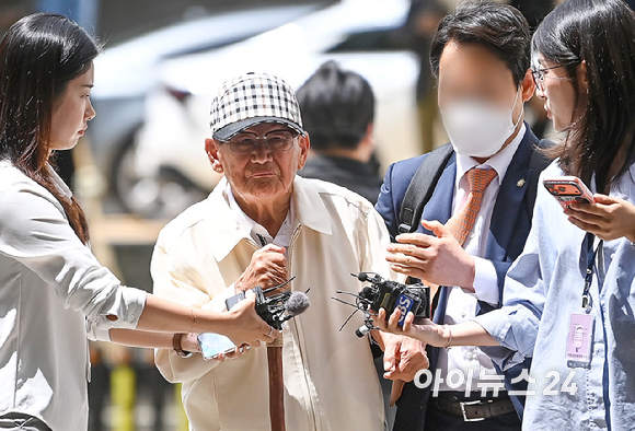 국민의힘과의 정교유착 비리 의혹을 받고 있는 이만희 신천지 총회장이 24일 오후 서울중앙지방법원에서 열린 구속 전 피의자 심문(영장실질심사)을 받기 위해 출석하고 있다. [사진=곽영래 기자]