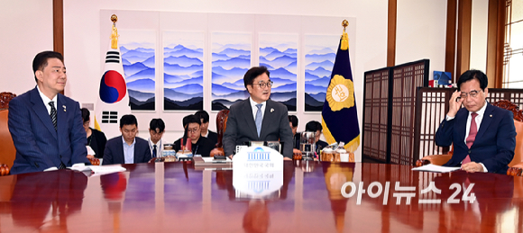 우원식 국회의장이 24일 오전 서울 여의도 국회에서 김병기 당대표 직무대행 겸 원내대표와 송언석 국민의힘 원내대표와 대화하고 있다. [사진=곽영래 기자]