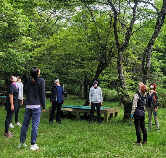 탐방객들이 한라산 숲길 힐링 프로그램에 참여하고 있다. [사진=한라산국립공원관리소]