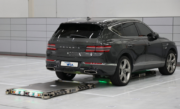 현대위아가 7일 경기도 의왕시 의왕연구소에서 진행한 '주차로봇 시연행사'에서 주차로봇으로 SUV 차량을 들어올려 움직이고 있다. [사진=현대위아]