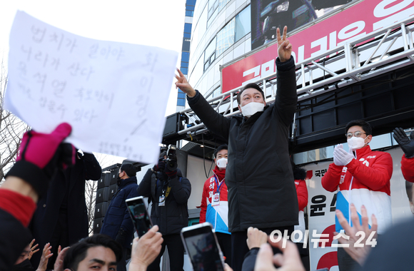 윤석열 국민의힘 대선 후보가 17일 오후 서울 송파구 석촌호수에서 열린 "경제를 살리는 대통령!" 송파 유세에서 지지 호소를 하고 있다. [사진=국회사진취재단]