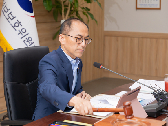 고학수 개인정보보호위원회 위원장이 지난 12일 오전 서울 종로구 정부서울청사에서 제12회 개인정보보호위원회 전체회의 개회를 알리며 의사봉을 두드리고 있다. [사진=개인정보보호위원회]