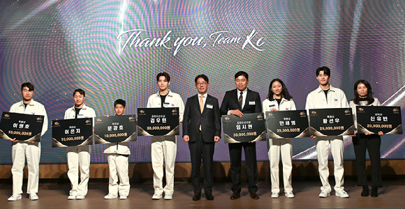 대한체육회가 30일 열린 항저우AG 후원사&middot;기부사 격려행사에서 메달리스트에 대한 격려금 전달식도 함께 진행했다. [사진=대한체육회]