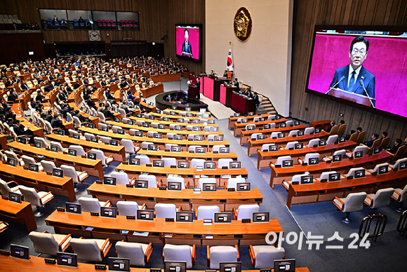이재명 대통령이 4일 오전 서울 여의도 국회 본회의장에서 내년도 정부 예산안에 대한 시정연설을 하고 있다. 국민의힘은 불참했다. [사진=국회사진기자단]