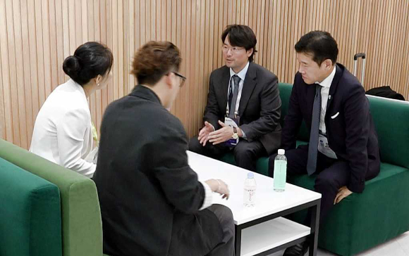 코오롱그룹 이규호 부회장(오른쪽에서 두번째)과 코오롱FnC 유석진 대표이사(오른쪽)가 경주에서 열리는 2025 아시아태평양경제협력체(APEC) CEO 서밋 현장에서 중국 유통기업 관계자들과 대화하고 있다. [사진=코오롱그룹]
