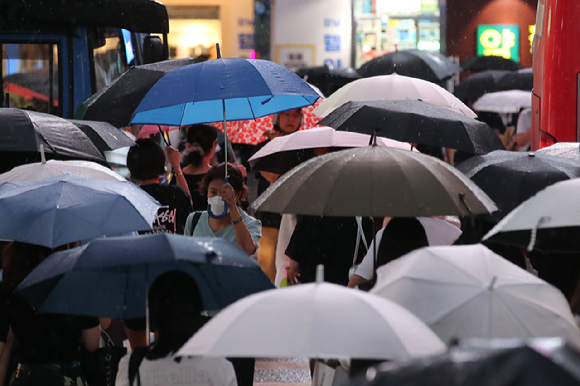 서울 서초구 강남역 인근에서 시민들이 우산을 쓰고 퇴근하고 있다. [사진=뉴시스]