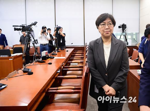 18일 오전 서울 여의도 국회 보건복지위원회에서 열린 정은경 보건복지부 장관 후보자 인사청문회가 야당의 추가 자료 제출과 검토 시간 요구에 정회된 가운데 정 후보자가 자리를 나서고 있다. [사진=정소희 기자]