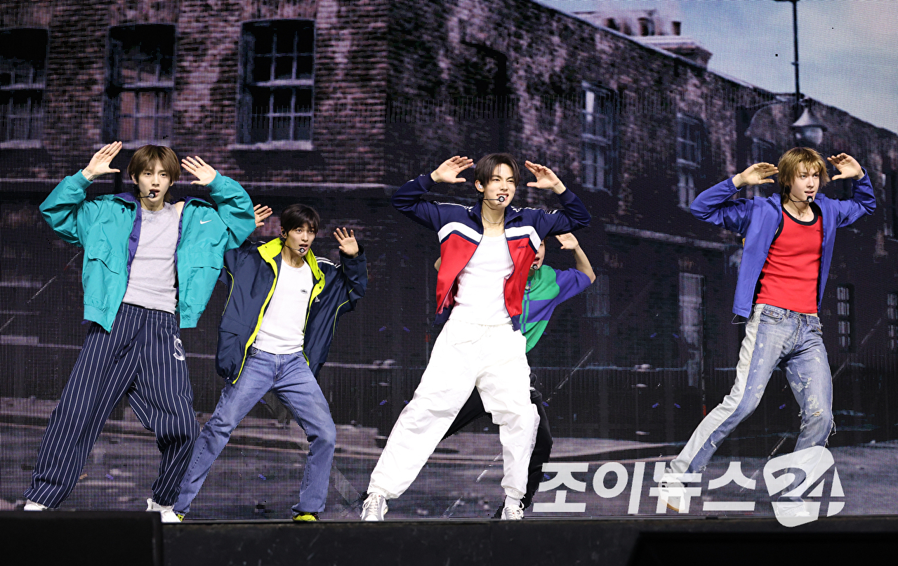 그룹 코르티스가 20일 오후 서울 광진구 광장동 예스24라이브홀에서 열린 미니 2집 '그린그린(GREENGREEN)' 발매 기념 쇼케이스에 참석해 열띤 무대를 펼치고 있다. [사진=문수지 기자]