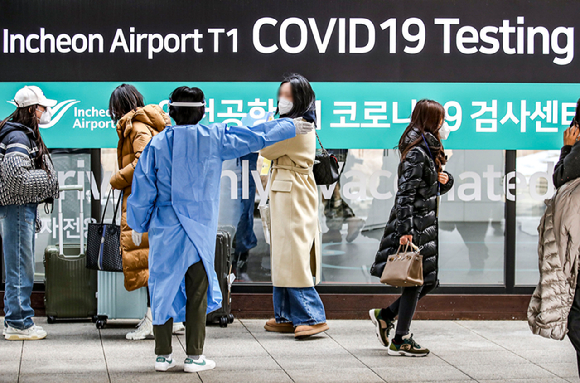 인천국제공항 제1여객터미널에서 승객들이 코로나19 검사센터로 이동하고 있다. [사진=뉴시스]