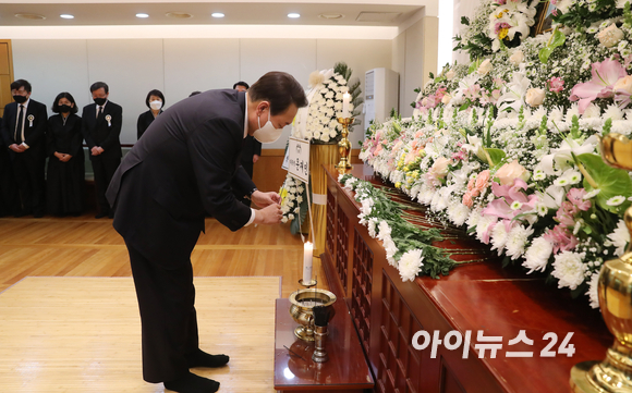 윤석열 대통령 당선인이 20일 저녁 서울 종로구 서울대병원 장례식장에 마련된 안철수 제20대 대통령직인수위원장 부친의 빈소를 찾아 조문을 하고 있다. [사진=인수위 사진기자단]