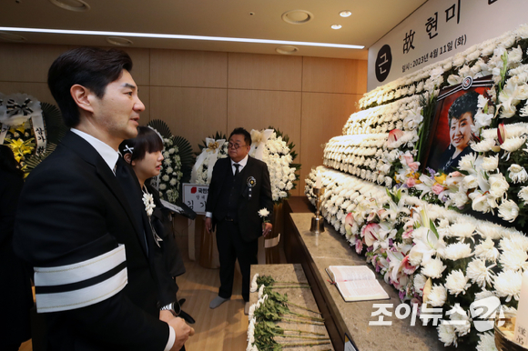 11일 오전 서울 동작구 중앙대병원 장례식에서 열린 원로가수 고 현미 영결식에서 고인의 조카인 배우 한상진이 헌화하고 있다. [사진=김성진 기자]