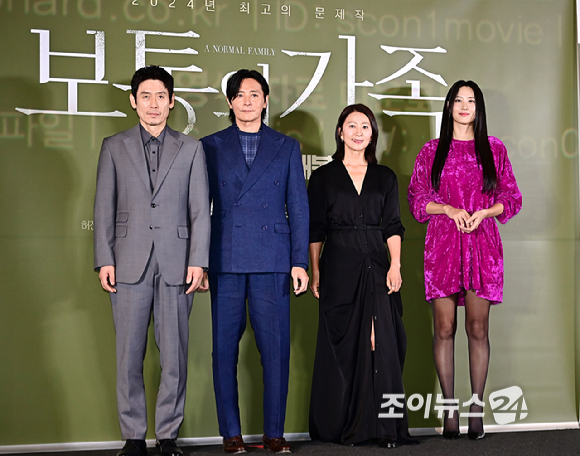 배우 설경구, 장동건, 김희애, 수현이 24일 서울 용산구 CGV 용산아이파크몰에서 열린 보통의 가족 언론시사회에서 포토타임을 갖고 있다. [사진=곽영래 기자]