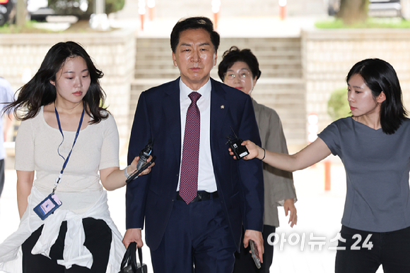 '로저비비에 의혹' 김기현 국민의힘 의원과 부인이 13일 오전 서울 서초구 중앙지법에서 열린 2차 공판에 출석하고 있다. [사진=사진공동취재단 ]