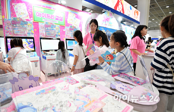 16일 오전 서울 강남구 코엑스에서 열린 '캐릭터 라이선싱 페어&middot;보드게임콘 2026'에서 관람객들이 부스를 둘러보고 있다. [사진=곽영래 기자]