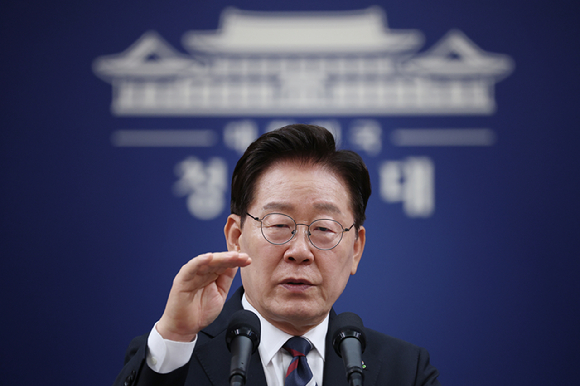 이재명 대통령이 19일 청와대 춘추관에서 열린 G7 참석&middot;유럽 순방 결과 브리핑에서 취재진 질문에 답하고 있다. 2026.6.19 [사진=연합뉴스]