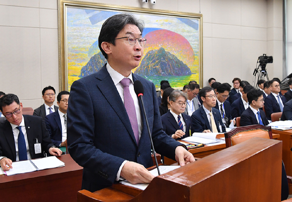 이억원 금융위원장이 29일 서울 여의도 국회에서 열린 정무위원회 전체회의에서 업무 보고를 하고 있다. [사진=곽영래 기자]