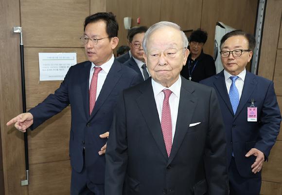 경제6단체장 등이 18일 서울 여의도 국회 소통관에서 노조법 개정 중단 촉구 기자회견을 하고 있다. [사진=연합뉴스]