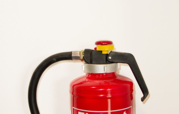 한 배달 기사가 자신의 기침 소리에 불쾌한 반응을 보인 아파트 주민 집을 향해 소화기를 던지는 등 행패를 부렸다는 신고가 접수돼 경찰이 추적 중이다. 본 기사와 무관한 이미지. [사진=픽사베이@blickpixel]