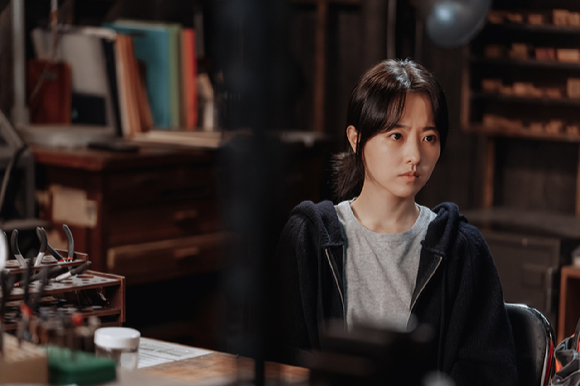 배우 박보영이 디즈니+ 시리즈 '골드랜드'에서 열연하고 있다. [사진=월트디즈니 컴퍼니 코리아 ]