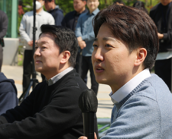개혁신당 이준석 대선 후보가 지난 4월 25일 경기도 성남시 판교역 앞 광장에서 국민의힘 안철수 대선 경선 후보와 함께 주최한 인공지능(AI) 관련 '미래를 여는 단비토크'에서 발언하고 있다. 2025.4.25 [사진=연합뉴스]