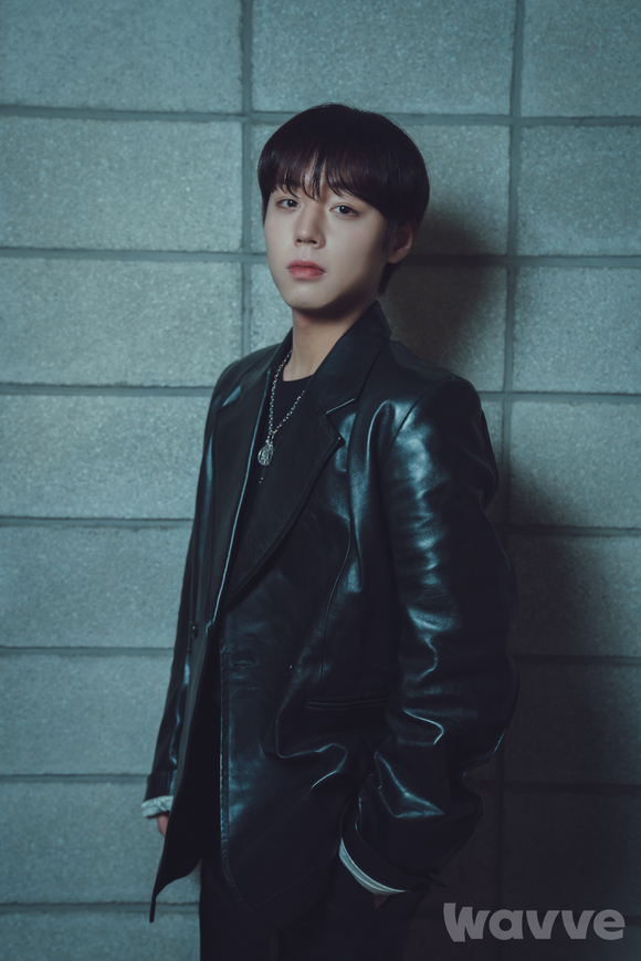 가수 겸 배우 박지훈이 웨이브 오리지널 시리즈 '약한영웅 Class 1' 인터뷰에 앞서 포즈를 취하고 있다. [사진=웨이브]