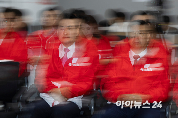 장동혁 국민의힘 상임선거대책위원장이 3일 여의도 당사에 마련된 국민의힘 개표 상황실에서 제9회 전국동시지방선거 및 6.3 국회의원 재보궐선거 방송사 출구조사 결과를 보고 있다. 2026.06.03 [사진=국회사진취재단]