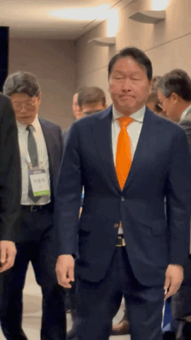 최태원 SK그룹 회장이 5일 오후 서울 중구 대한상공회의소 국제회의장에서 열린 제4회 한국은행-대한상공회의소 공동 세미나에 입장하고 있다. [사진=권서아 기자]