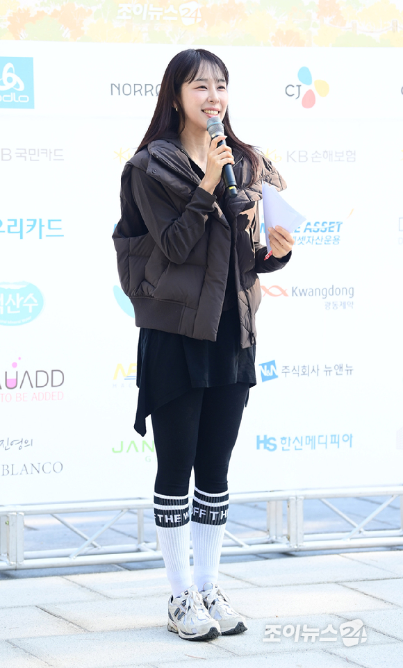 어희재 아나운서가 17일 서울 우이동 만남의광장에서 진행된 '스타 더윈드와 함께 하는 팬트레킹-제14회 희망찾기 등산&middot;트레킹 교실' 개막식에 MC로 참석하고 있다. [사진=정소희 기자]