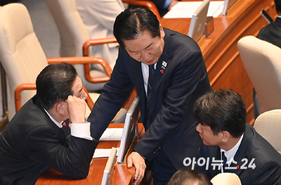 더불어민주당 정청래 대표와 김병기 원내대표가 9일 서울 여의도 국회에서 열린 제429회국회(정기회) 제16차 본회의에서 대화를 나누고 있다. [사진=곽영래 기자]