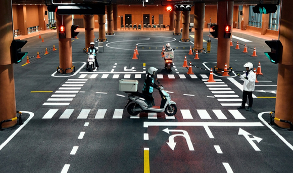 하남 배민라이더스쿨에서 교육 받는 라이더들. [사진=우아한청년들 제공]