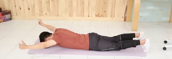 여자들에게 승모근은 사랑받지 못한다. '조금이라도 커지면 어쩌나'하는 불안감 때문에 운동은커녕 없애기 급급하다. 사진은 승모근에 침을 맡는 모습. [사진=픽셀스]