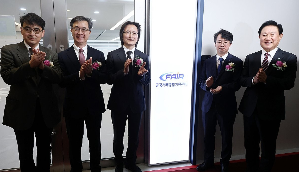 주병기 공정거래위원장(가운데), 최영근 한국공정거래조정원장(오른쪽 두 번째)을 비롯한 내빈들이 지난 1일 서울 대한상공회의소에서 열린 에서 기념촬영을 하고 있다. 2026.4.1 [사진=연합뉴스]