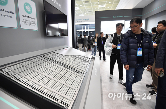 11일 서울 강남구 코엑스에서 열린 '인터배터리 2026'에서 참석자들이 LG에너지솔루션 전시장을 둘러보고 있다. [사진=곽영래 기자]