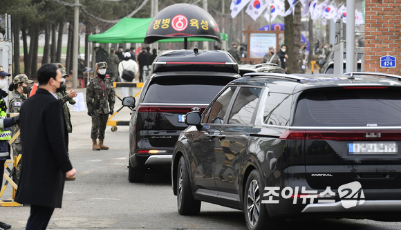 방탄소년단(BTS) 맏형 진(김석진)이 13일 오후 경기도 연천 소재 신병교육대로 입대하는 가운데 진과 방탄소년단 멤버들을 태운 차가 신병교육대로 들어서고 있다. [사진=정소희 기자]