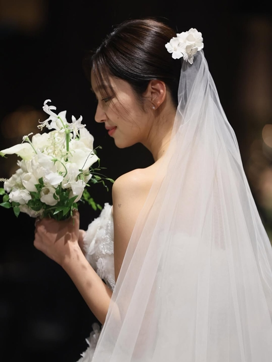 최유화가 결혼 사진을 공개했다. [사진=최유화]