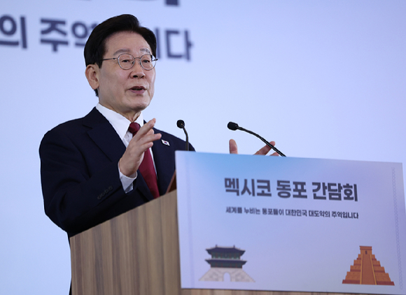 무소속 한동훈 의원이 24일 용산구 국방부 앞에서 비무장지대(DMZ) 내 지뢰 추정 폭발사고 관련 즉각 조사를 촉구하는 1인시위를 하고 있다. 2026.9.24 [사진=연합뉴스]