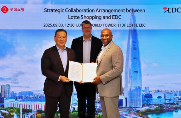 지난 3일 서울 송파구 롯데월드타워에서 김상현 롯데 유통군 총괄대표 부회장(왼쪽), 조지 모니즈(George Monize) EDC 아시아태〮평양 총괄대표(사진 오른쪽), 필립 라포튠(Philippe Lafortune) 주한 캐나다 대사관 대사지명자가 '롯데쇼핑-EDC 전략적 협력 관계 구축 협약'을 체결하고 기념 사진 촬영하고 있다. [사진=롯데쇼핑]