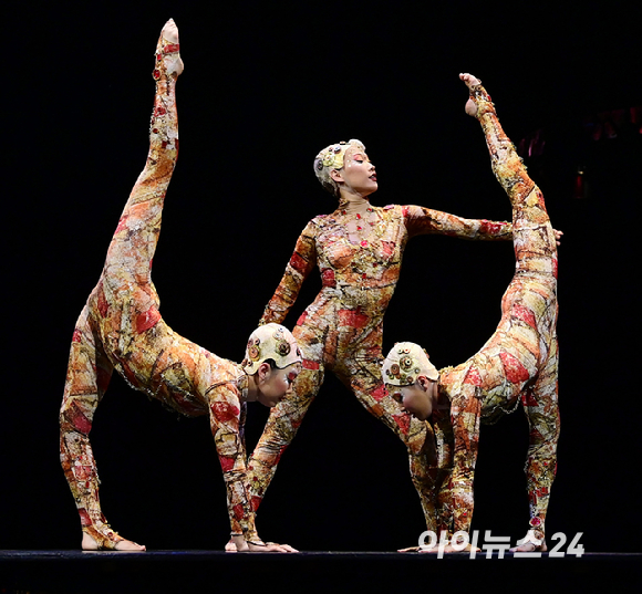 15일 오후 서울 잠실종합운동장 내 빅탑에서 열린 태양의서커스 '쿠자(KOOZA)' 프레스 컨퍼런스에서 배우들이 환상적인 무대를 선보이고 있다. [사진=정소희 기자]