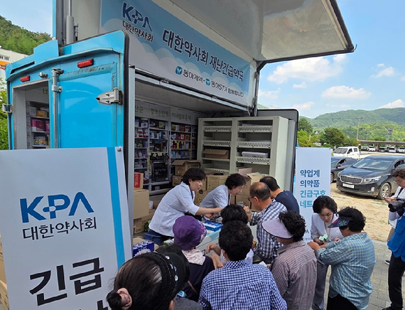 집중호우 피해 지역을 찾은 봉사약국 트럭의 현장 모습. [사진=동아제약 제공]