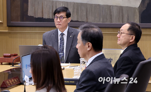 이창용 한국은행 총재가 25일 오전 서울 중구 한국은행 본관에서 금융통화위원회 본회의를 주재하고 있다. [사진=사진공동취재단]