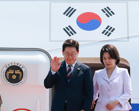 미국ㆍ남미ㆍ독일 순방을 마치고 귀국한 이재명 대통령과 김혜경 여사가 3일 성남 서울공항에 도착한 공군 1호기에서 환영객에게 인사하고 있다. 2026.8.3 [사진=연합뉴스]
