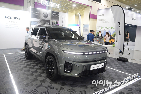 'EV 트렌드 코리아 2026'이 25일 서울 강남구 코엑스에서 열렸다. KG모빌리티(KGM) 부스에 무쏘 EV, 토레스 EVX, 액티언 하이브리드 등 친환경 전동화 모델 3종이 전시되고 있다. [사진=정소희 기자]