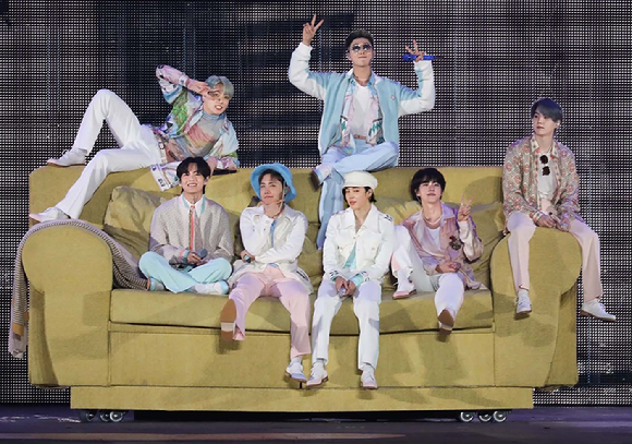 그룹 방탄소년단이 24일 온라인 콘서트 'BTS PERMISSION TO DANCE ON STAGE'에서 공연을 하고 있다. [사진=빅히트 뮤직]